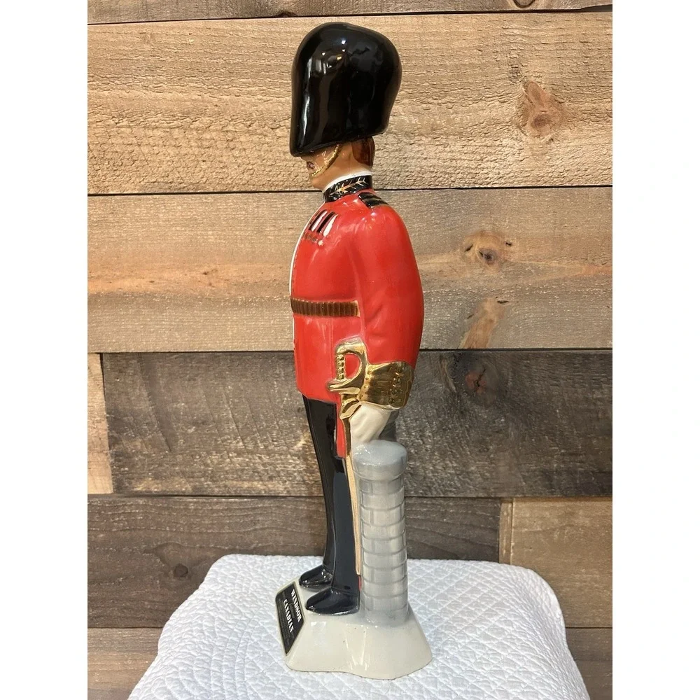 Vintage Windsor Supreme Canadian Whiskey Guard Soldier Liquor Bottle Decanter